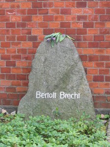 450px-Brecht_Grave